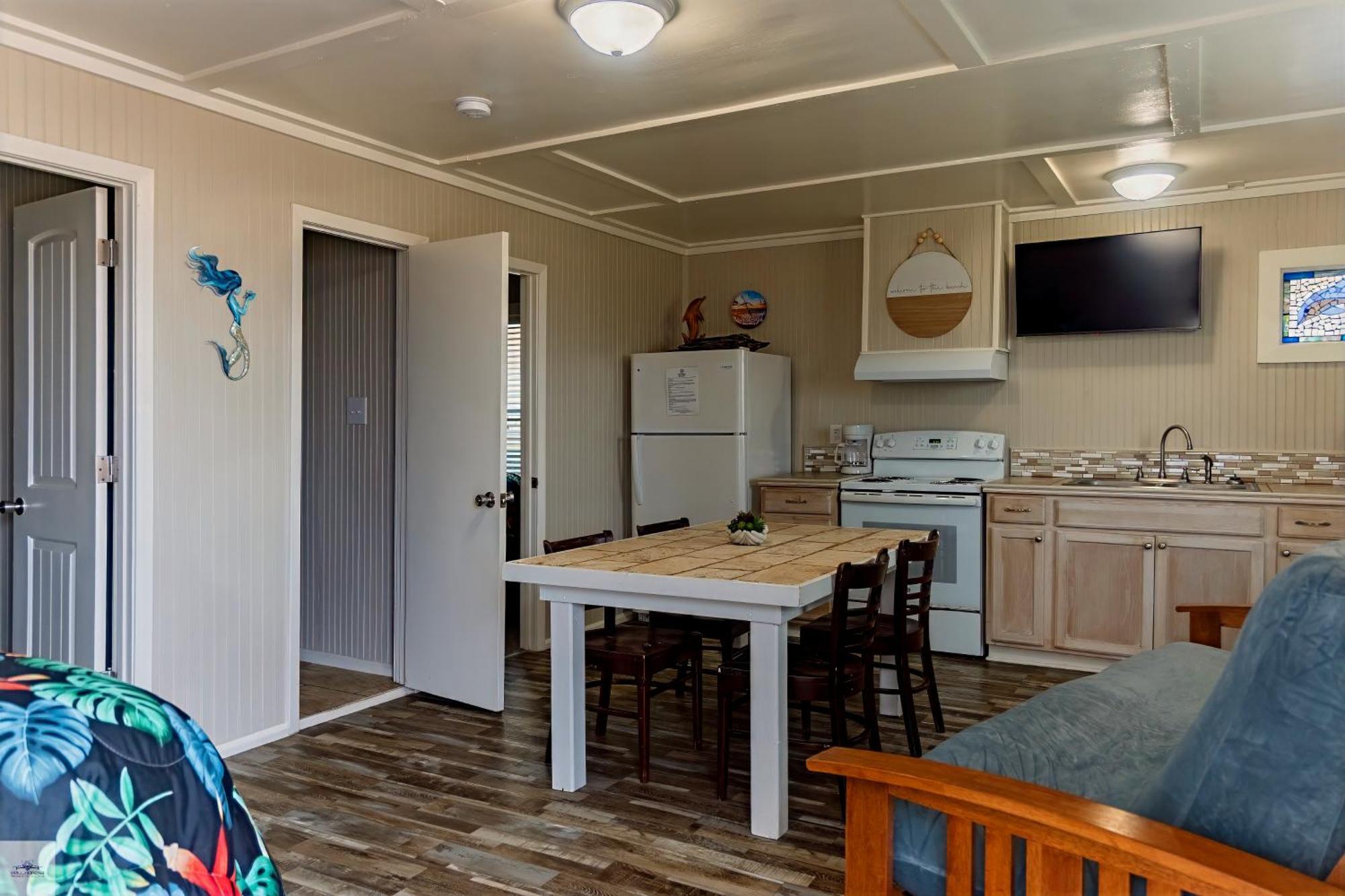 Blue Dolphin Inn And Cottages Grand Isle Exterior foto