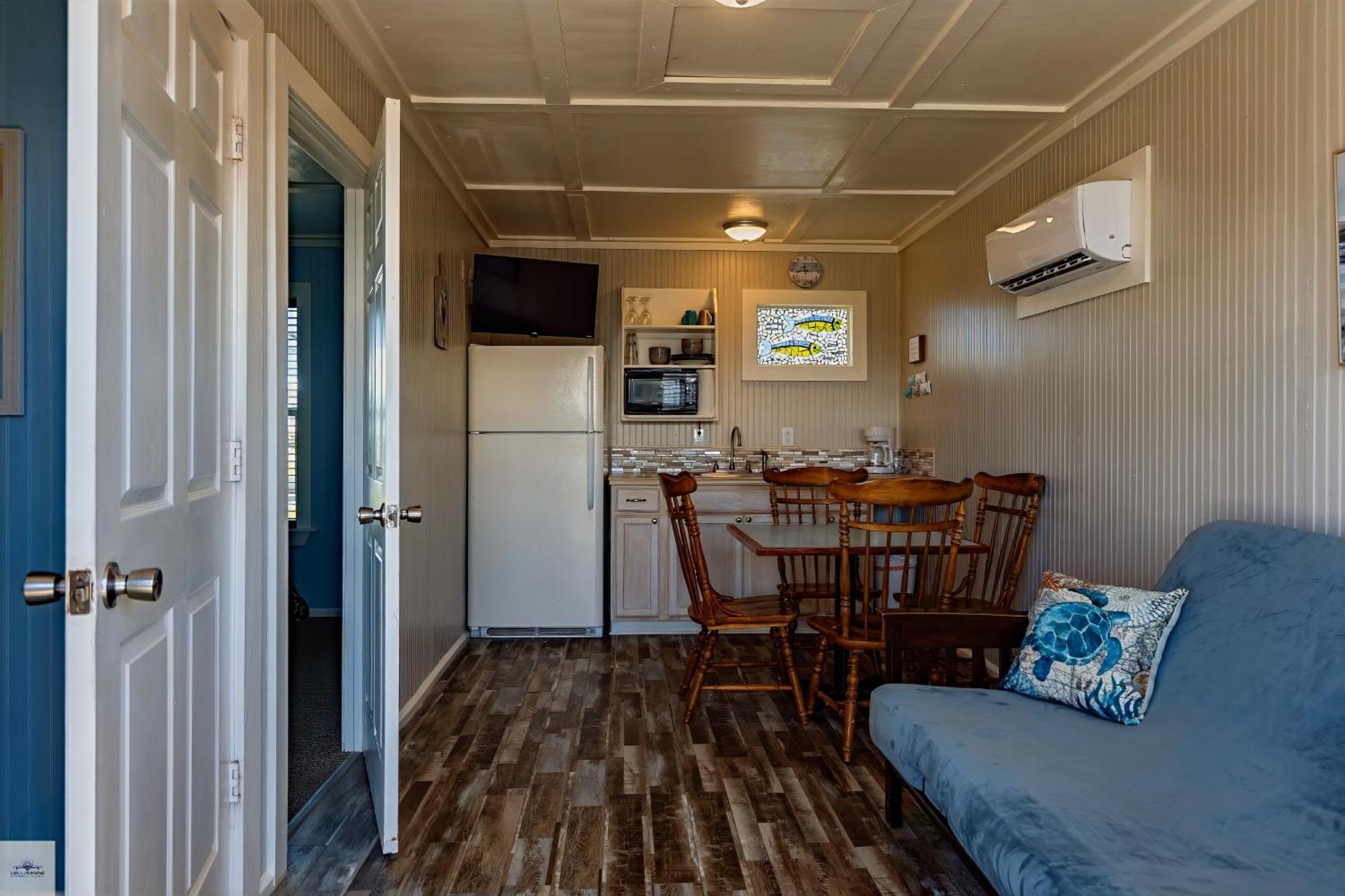 Blue Dolphin Inn And Cottages Grand Isle Exterior foto